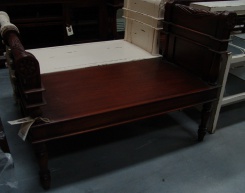 Lavička Paris, hnědá barva, mahagonové dřevo