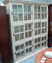 Knihovna English, velká, posuvné dveře, zestařený povrch