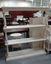 Knihovna Hemmingway, bílá patina