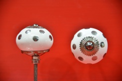 Porcelánová úchytka, stříbrné puntíky, průměr 40mm