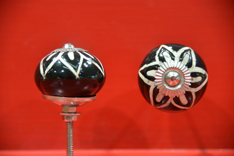 Porcelánová úchytka černá, květina, průměr 40mm