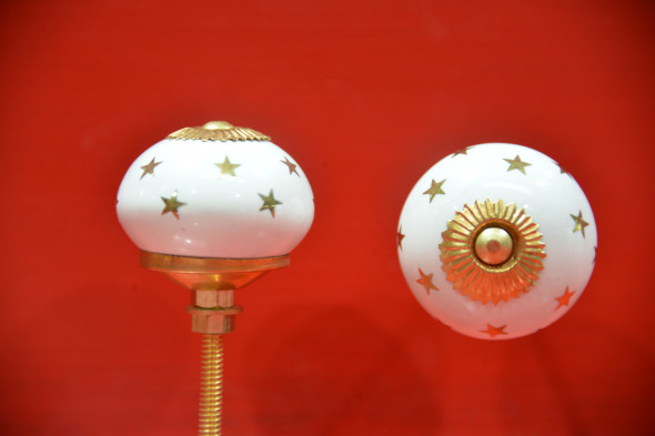 Porcelánová úchytka, zlaté hvězdy, průměr 40mm