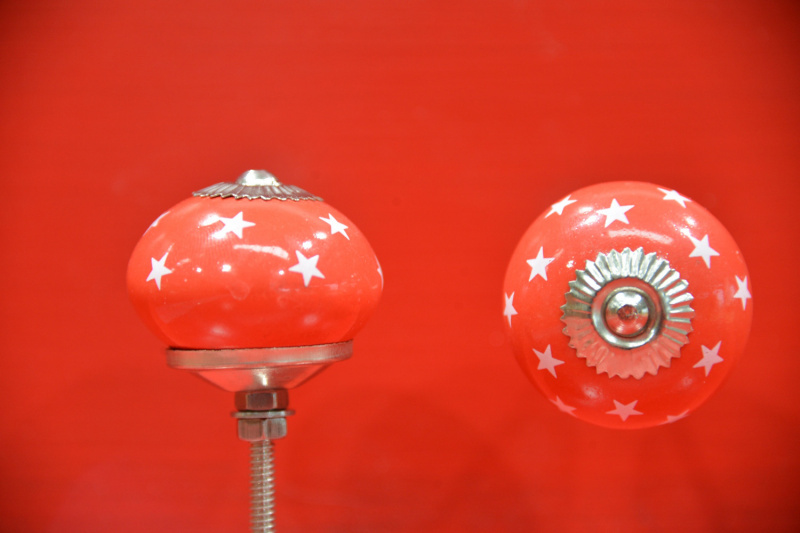 Porcelánová úchytka červená, hvězdy, průměr 40mm
