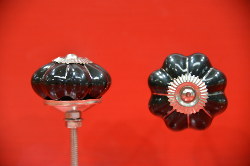Porcelánová úchytka černá, linka, průměr 40mm