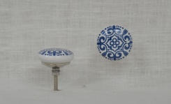 Porcelánová úchytka bílá s modrým ornamentem, průměr 40mm