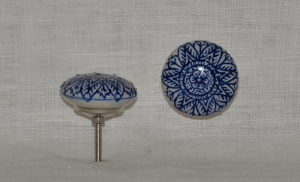 Porcelánová úchytka krémová s modrým ornamentem, průměr 45mm