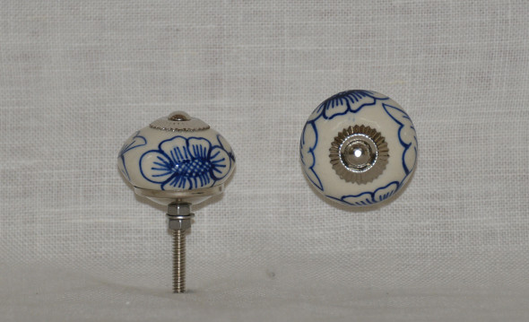 Porcelánová úchytka krémová s modrými květy, průměr 40mm