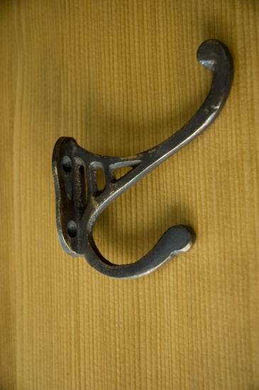 Kovový věšák mosazný, výška 10 cm