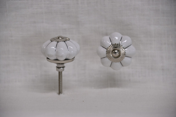 Porcelánová úchytka bílá, stříbrná linka, průměr 40mm