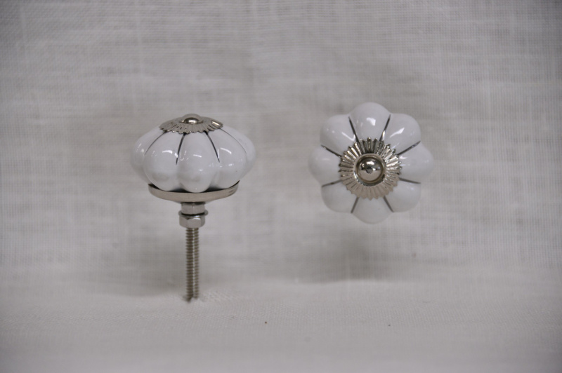 Porcelánová úchytka bílá, stříbrná linka, průměr 40mm