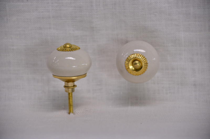Porcelánová úchytka, kulatá krémová, zlatý vršek, průměr 40mm
