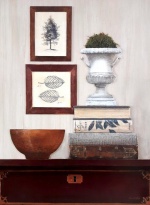 Obrázek 17x22, zátiší komoda I., rám bílý s patinou