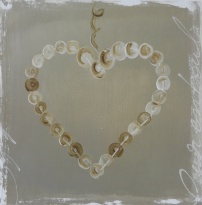 Obrázek 30x30, srdce z korálků, rám bílý s patinou