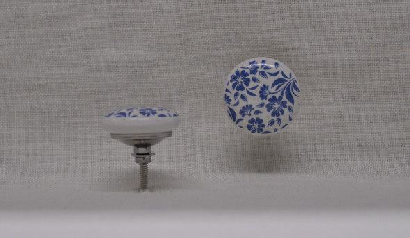 Porcelánová úchytka, modré květy, průměr 40mm