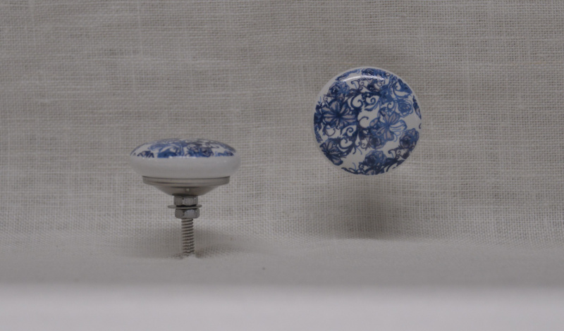 Porcelánová úchytka, modré květy II., průměr 40mm