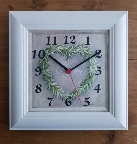 Hodiny 20x20, zelené srdce oliva, rám bílý s patinou