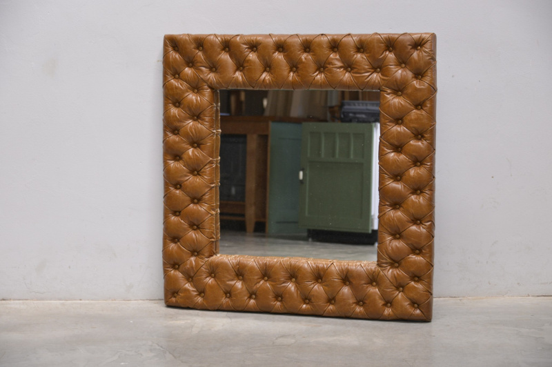 Zrcadlo, rám potažený kůží